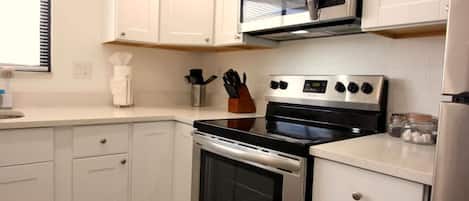 Refrigerador, microondas, horno, placa de cocina