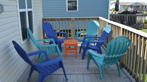 Una terraza con mobiliario exterior, incluyendo sillas y una mesa.