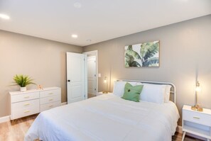 5 habitaciones, escritorio y tabla de planchar con plancha 