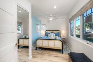 Room - Mid to Long Term Furnished 5 blocks 2Pier 5 star Renovated Cozy Luxury King Bed (Oceanside)