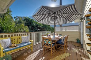 Outdoor dining - Mid to Long Term Furnished 5 blocks 2Pier 5 star Renovated Cozy Luxury King Bed (Oceanside)
