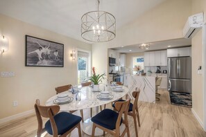 Dining - Mid to Long Term Furnished 5 blocks 2Pier 5 star Renovated Cozy Luxury King Bed (Oceanside)