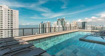 Bright 2-Bedroom Overlooking the Sea and Greenery