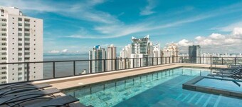 Bright 2-Bedroom Overlooking the Sea and Greenery