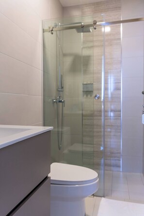 Een douche, handdoeken