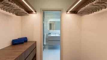 Een douche, handdoeken