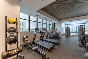 Ein Fitnessstudio mit Laufbändern, Kraftgeräten und Trainingsbällen.