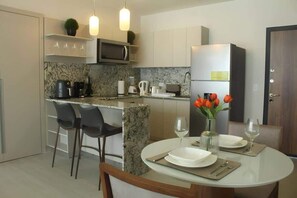 Fridge, microwave, oven, stovetop - Serviced Studio with Ocean Views in Costa del Este (Panamá)