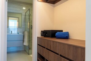 Shower, towels - 2 bedroom in Panama w/ Relaxing Park Vistas (Panamá)