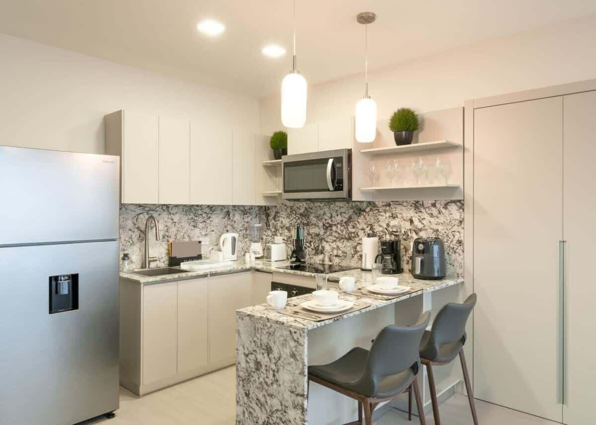 Frigorífico, microondas, horno y placa de cocina