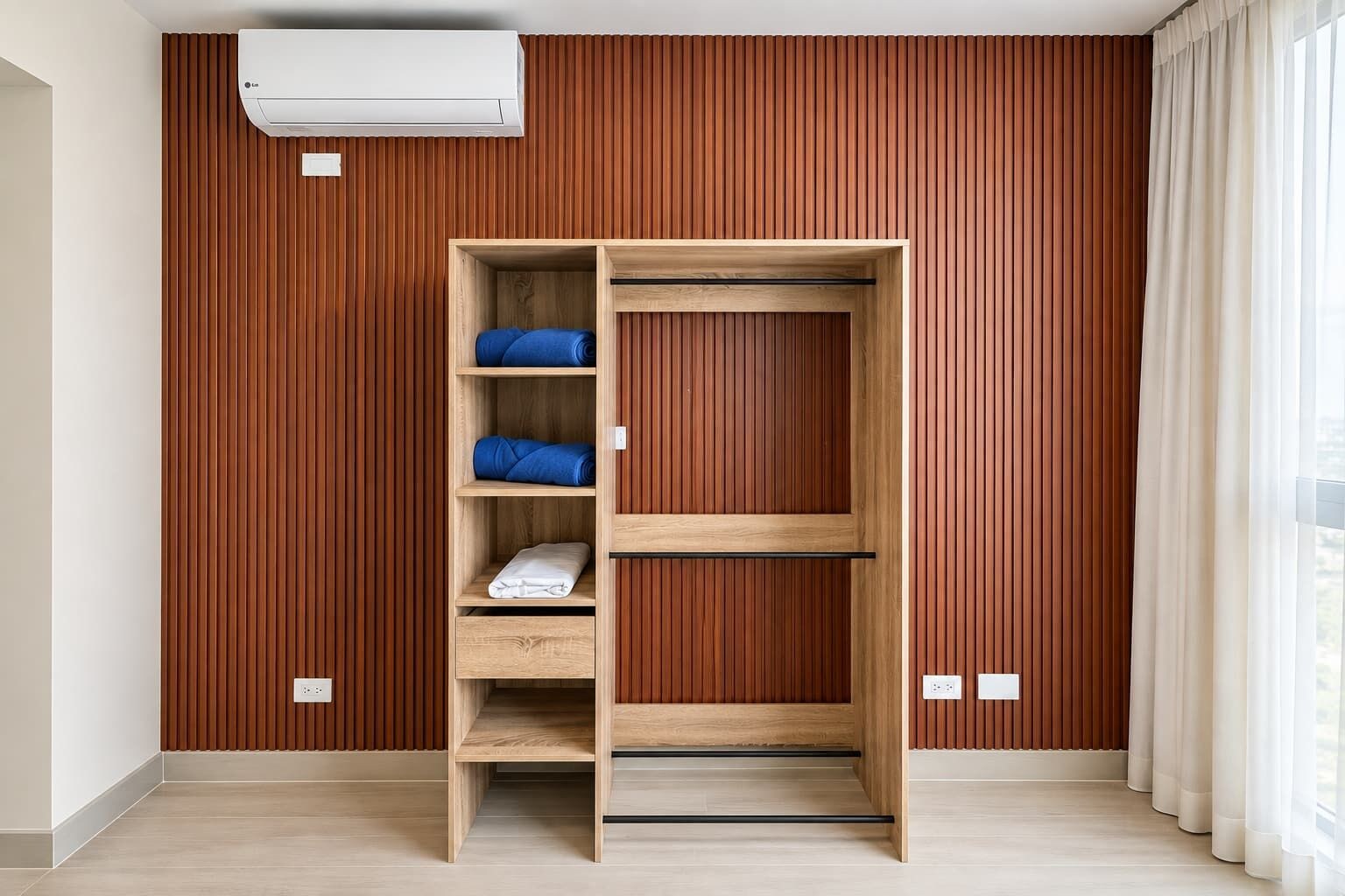 Habitació amb un armari de fusta adossat a una paret de fusta, una finestra amb cortines i un aparell d'aire condicionat a la paret.