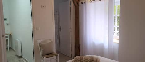 2 bedrooms, iron/ironing board, free WiFi