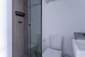Shower - Serviced Studio in São Paulo with City Views (São Paulo)
