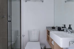 Shower - Serviced Studio in São Paulo with City Views (São Paulo)