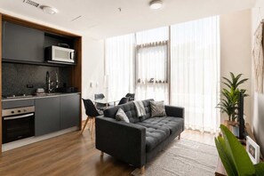 Eine moderne Wohnung mit Küche, Essbereich und Wohnzimmer.