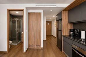 Eine moderne Küche mit Kühlschrank, Kaffeemaschine und Schränken.