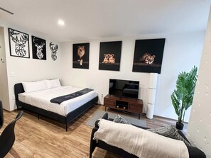 A modern bedroom with a bed, a TV, a desk, and artwork on the wall. - Serviced Studio in Mexico City (Mexico City)