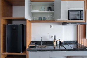 Fridge, microwave, oven, stovetop - Furnished Studio in São Paulo with City Views (São Paulo)