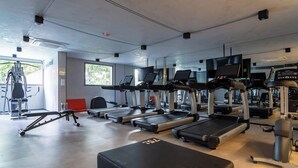 A gym with treadmills, exercise bikes, and a rowing machine. - Furnished Studio in São Paulo with City Views (São Paulo)