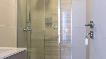 Een douche, handdoeken