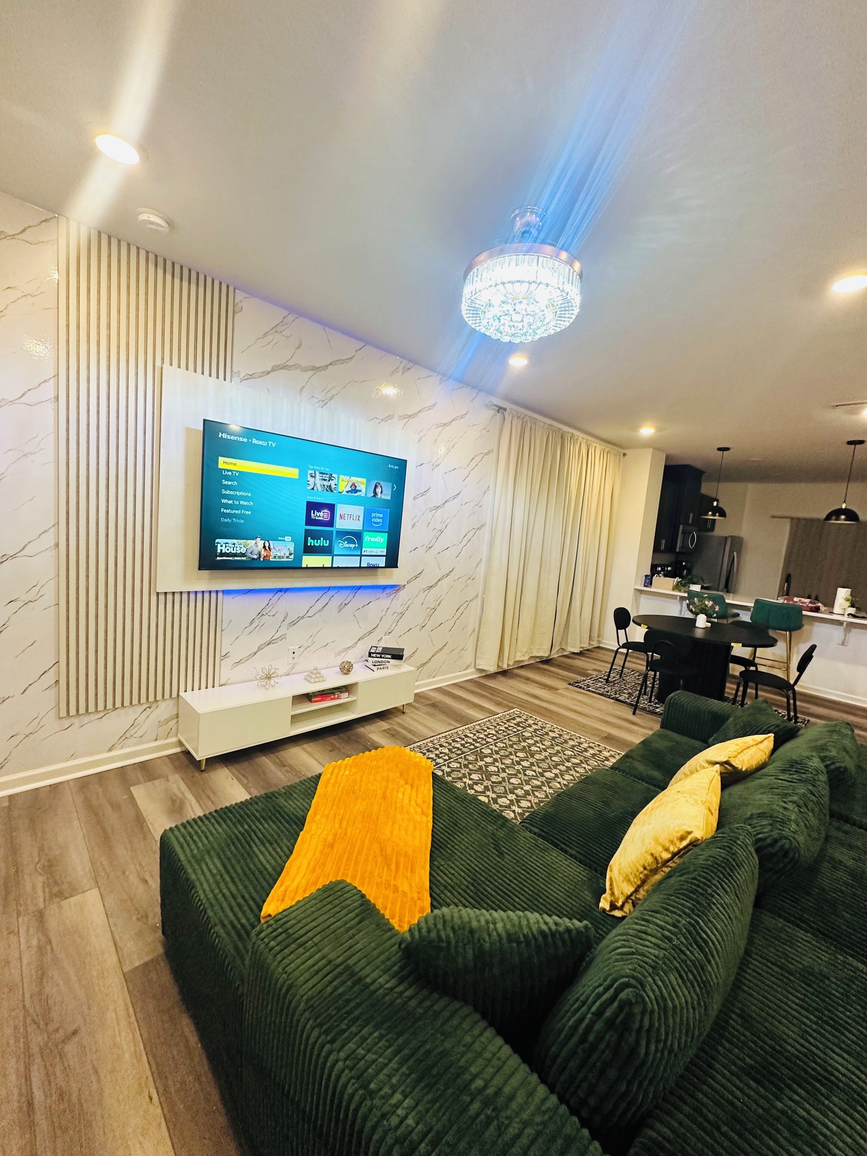 TV connectée, table de tennis de table, livres