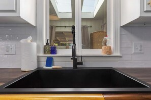 Douche, sèche-cheveux, serviettes fournies, shampoing