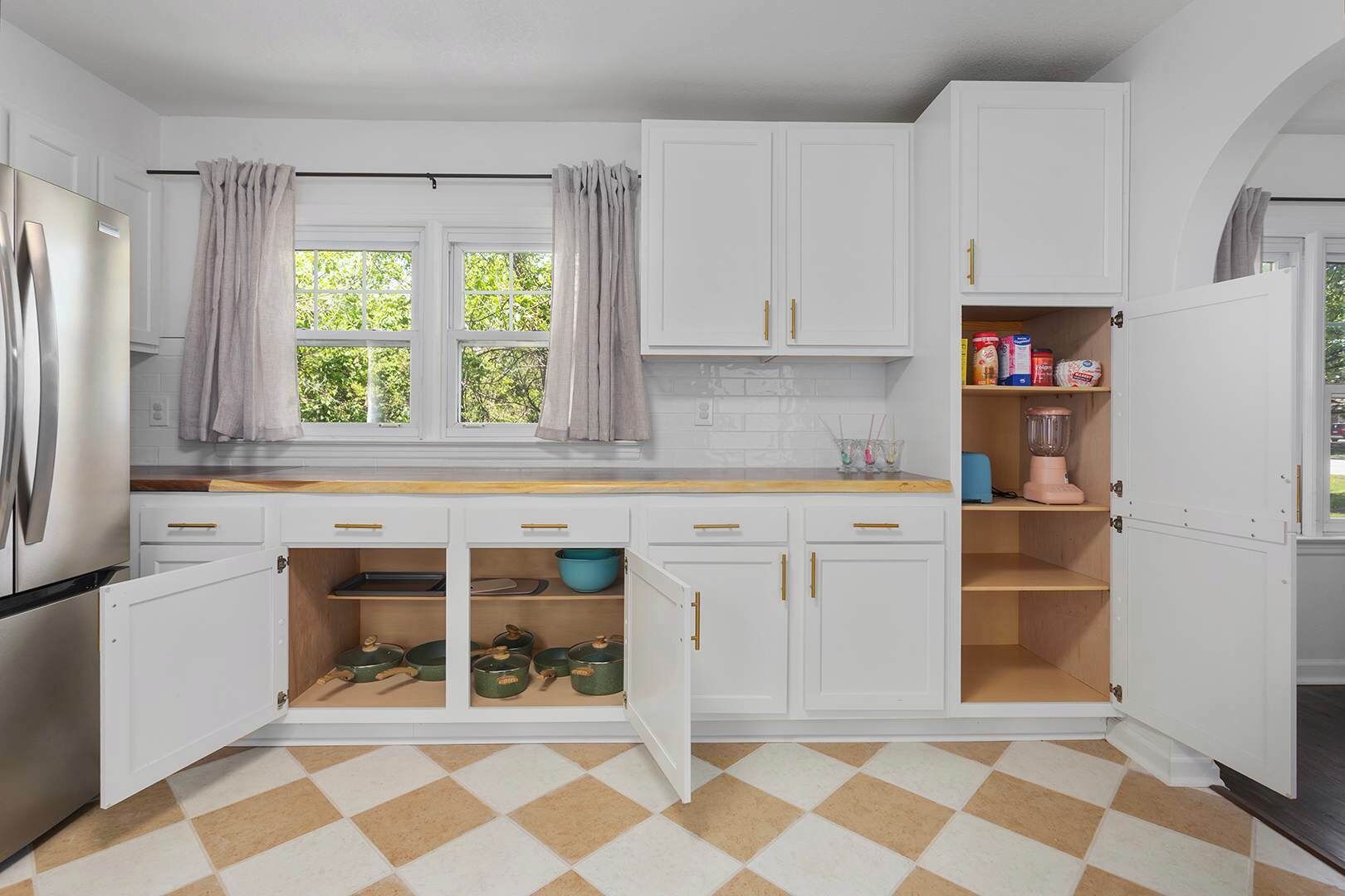 Frigorifero, microonde, forno, piano cottura
