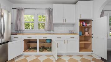 Frigorifero, microonde, forno, piano cottura