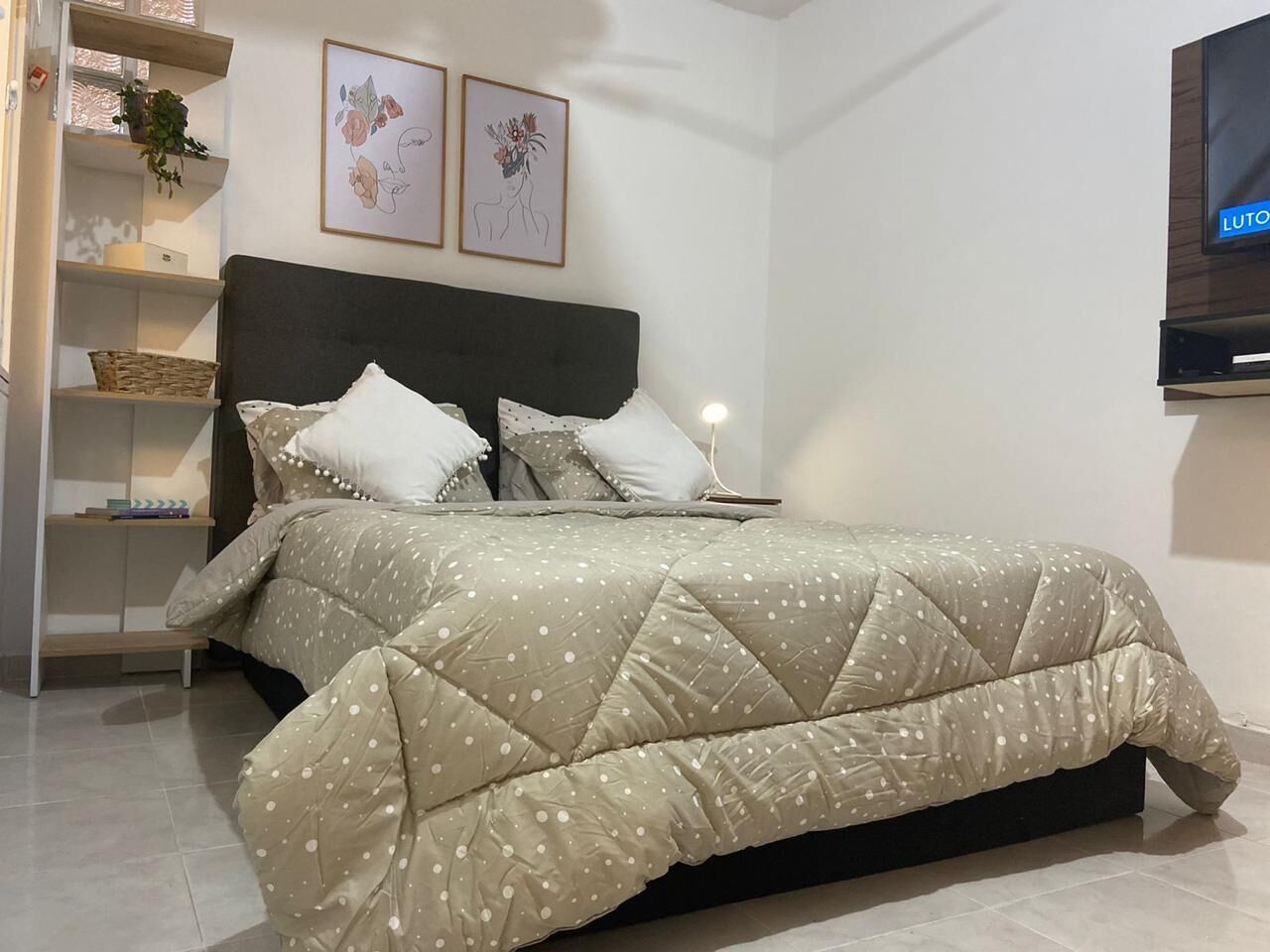 Tabla de planchar con plancha, Internet, ropa de cama
