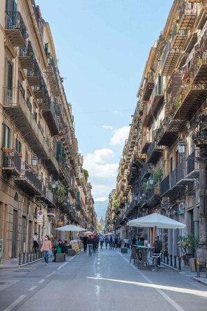 Miscellaneous - Yellow home (PALERMO)