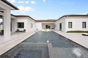 Outdoor pool - Luxury Meets Miami (Miami)