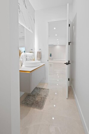 Hair dryer, towels, soap, shampoo - Luxury Meets Miami (Miami)