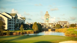 A golf course with a pond, a clubhouse, and a tower. - Hilton Vacation Club St. Augustine (St. Augustine)
