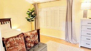 Room - Traveling Professionals Only 1-Private Furnished Bedroom.Walking distance to Riv (Gold River)