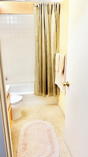 Bathroom - Traveling Professionals Only 1-Private Furnished Bedroom.Walking distance to Riv (Gold River)