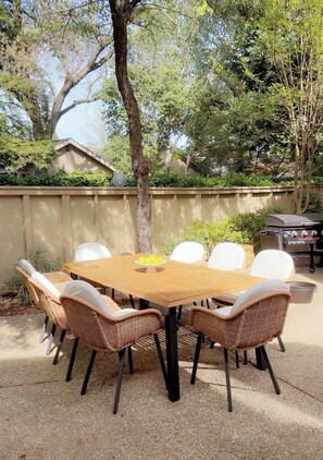 Outdoor dining - Traveling Professionals Only 1-Private Furnished Bedroom.Walking distance to Riv (Gold River)