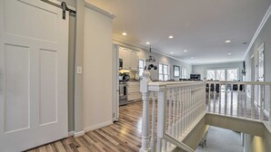 Un interior amplio con cocina, comedor y una escalera que lleva al segundo piso.