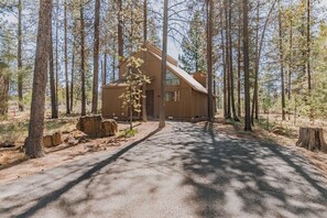 Exterior - Located near SHARC, walking trails, & eateries, HT (Sunriver)