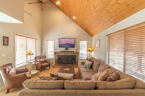TV, fireplace - Located near SHARC, walking trails, & eateries, HT (Sunriver)