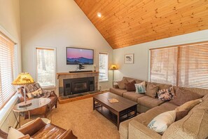 TV, fireplace - Located near SHARC, walking trails, & eateries, HT (Sunriver)