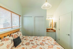 3 bedrooms, WiFi, bed sheets - Located near SHARC, walking trails, & eateries, HT (Sunriver)