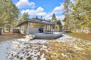 Outdoor dining - AC, View of Golf Course, Ping Pong, by North Store (Sunriver)