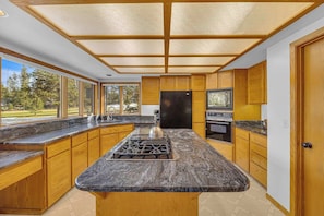 Fridge, microwave, oven, stovetop - AC, View of Golf Course, Ping Pong, by North Store (Sunriver)