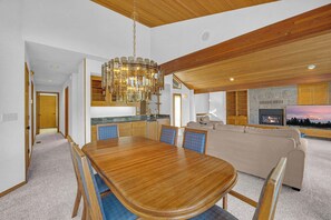 Dining - AC, View of Golf Course, Ping Pong, by North Store (Sunriver)