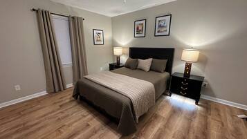 Tabla de planchar con plancha, wifi gratis y ropa de cama