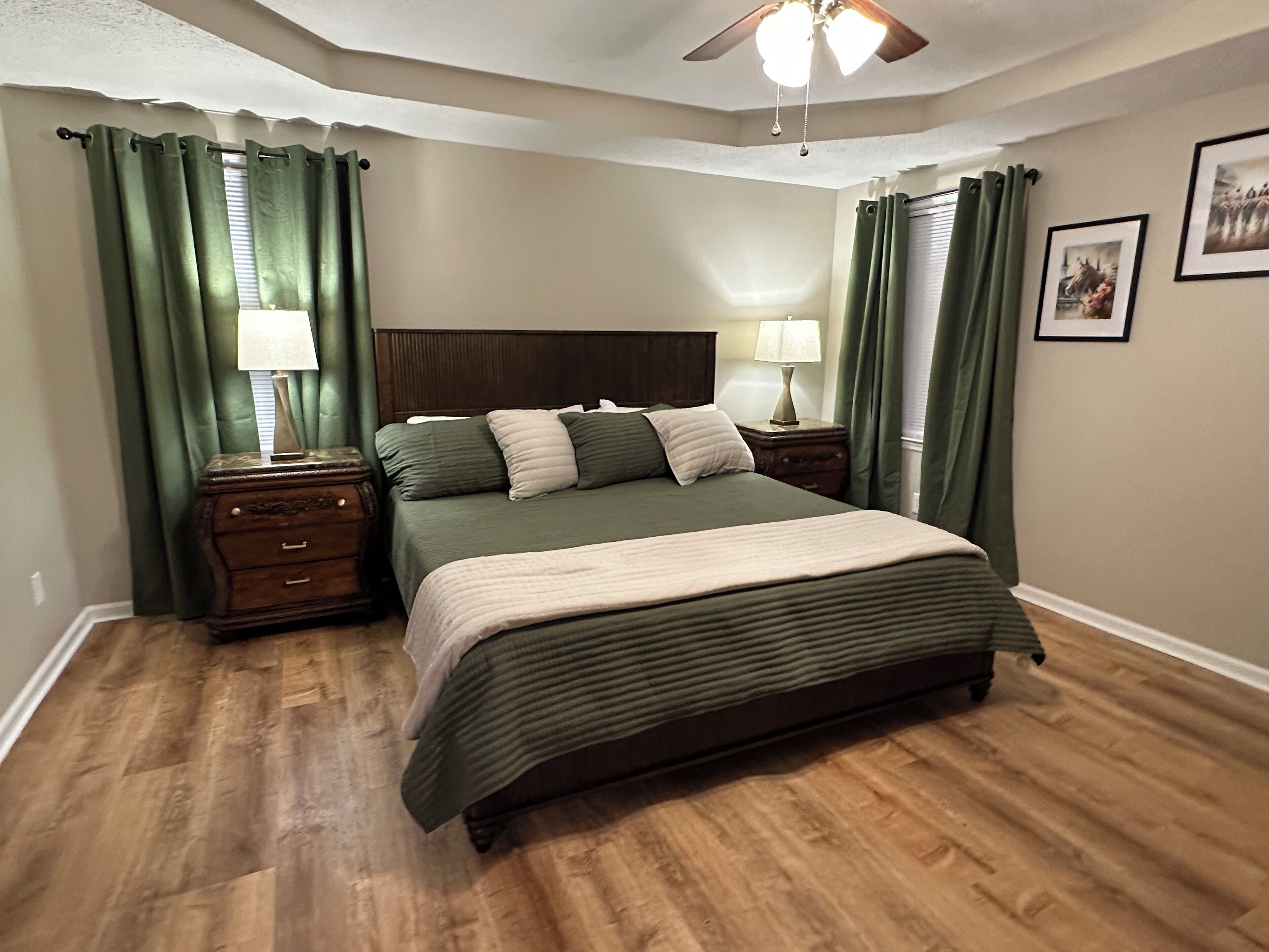Tabla de planchar con plancha, wifi gratis y ropa de cama 