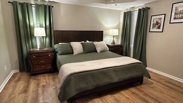 Tabla de planchar con plancha, wifi gratis y ropa de cama