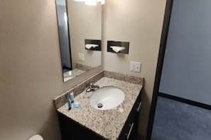 Secadora de cabello, toallas, jabón, papel de baño