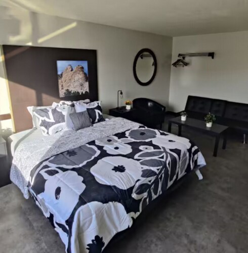 1 King Bedroom in Rapid City