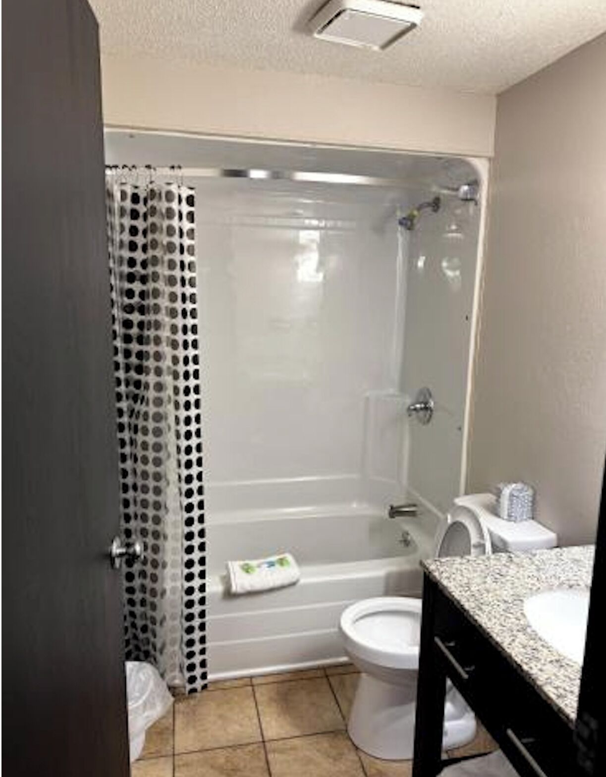 ヘアドライヤー、タオル、石鹸、トイレットペーパー
